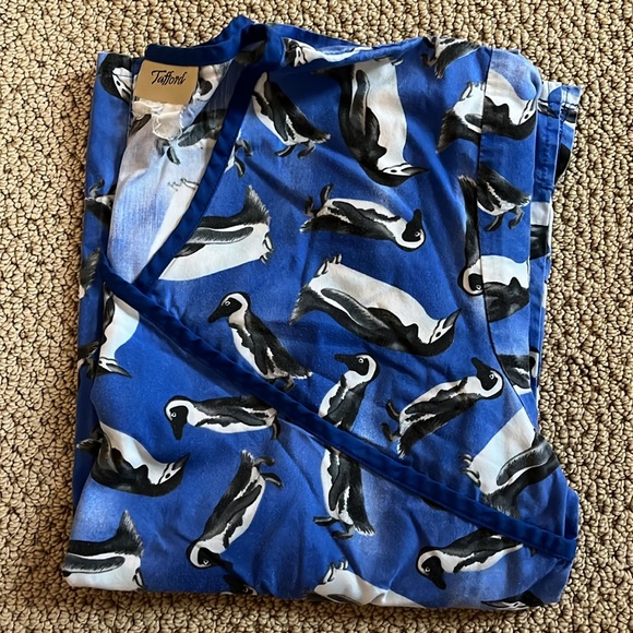 Scrub top with Penguins - Picture 4 of 4